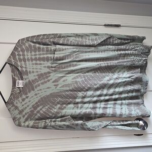 Womens sz medium VS PINK long sleeve tie dye top. Super nice.